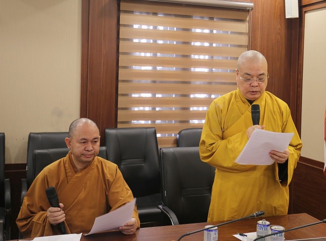 Buddhist Sangha and Vietnam-Sri Lanka Friendship Association Give Gifts to Sri Lankans