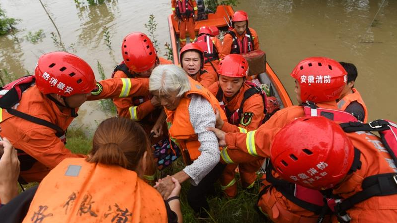 china flood latest news thousands trapped after levees fail dams at risk of breaking