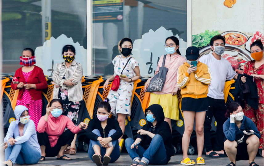 In Photo: Ho Chi Minh City residents crowd supermarkets amid false rumors of lockdown