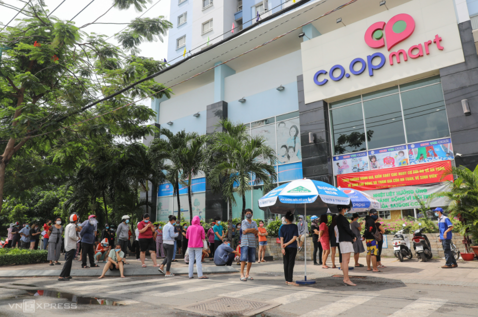 In Photo: Ho Chi Minh City residents crowd supermarkets amid false rumors of lockdown