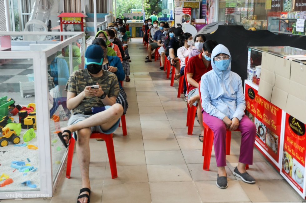 In Photo: Ho Chi Minh City residents crowd supermarkets amid false rumors of lockdown