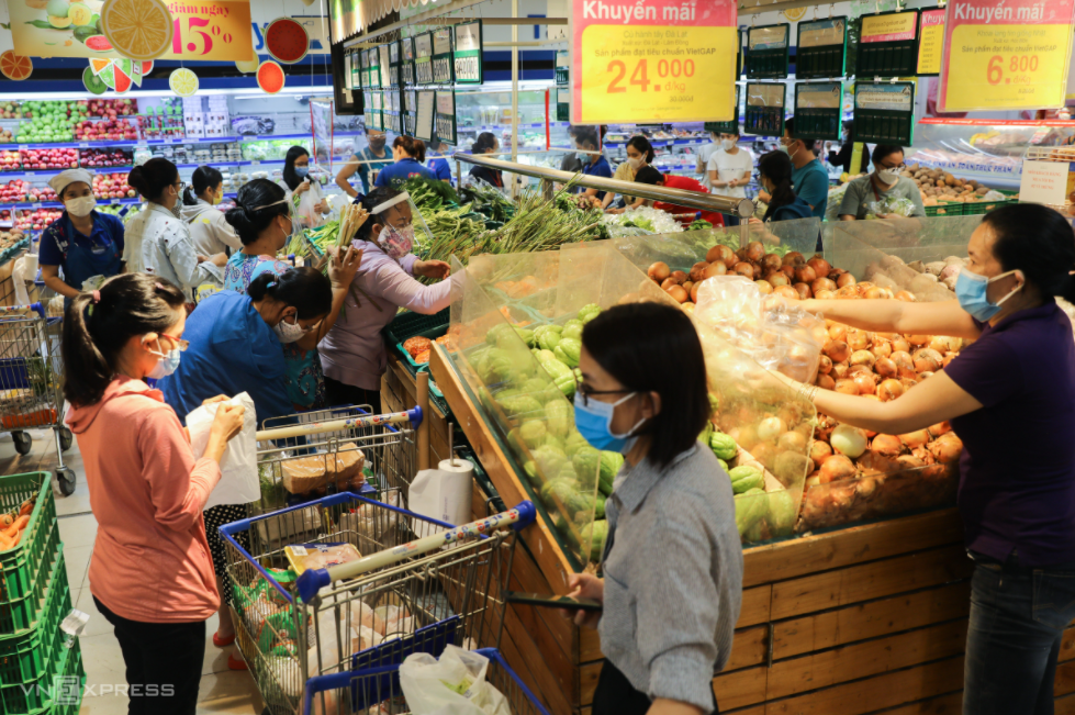 In Photo: Ho Chi Minh City residents crowd supermarkets amid false rumors of lockdown