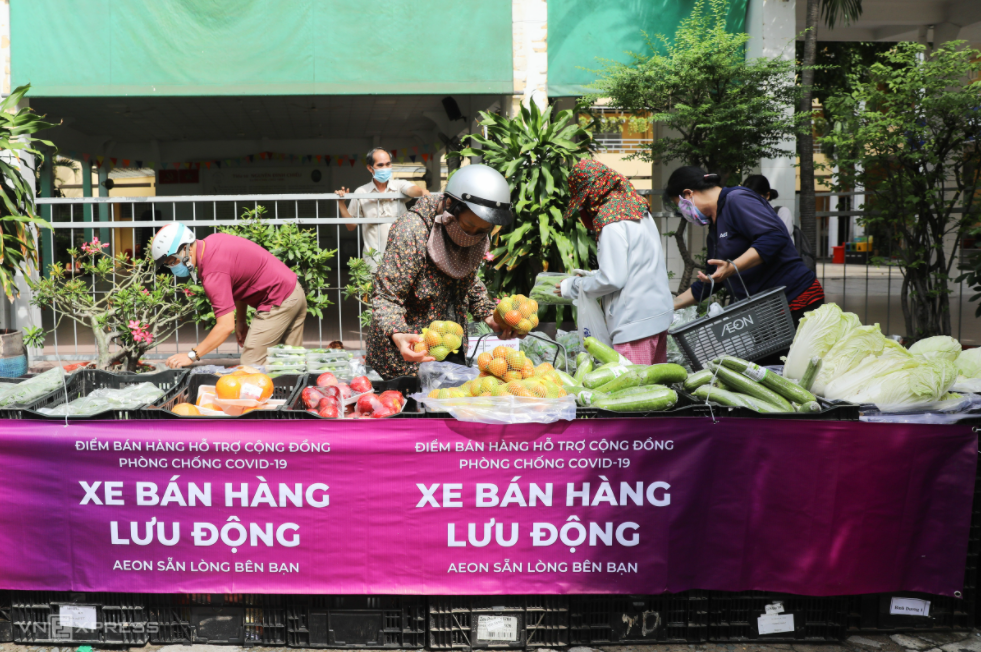 In Photo: Ho Chi Minh City residents crowd supermarkets amid false rumors of lockdown