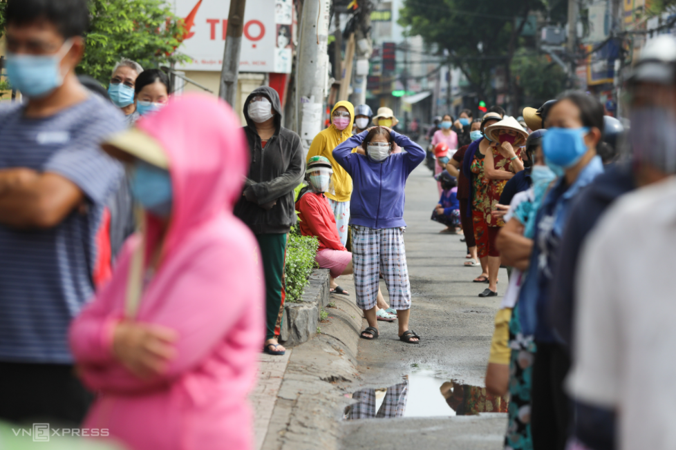 In Photo: Ho Chi Minh City residents crowd supermarkets amid false rumors of lockdown