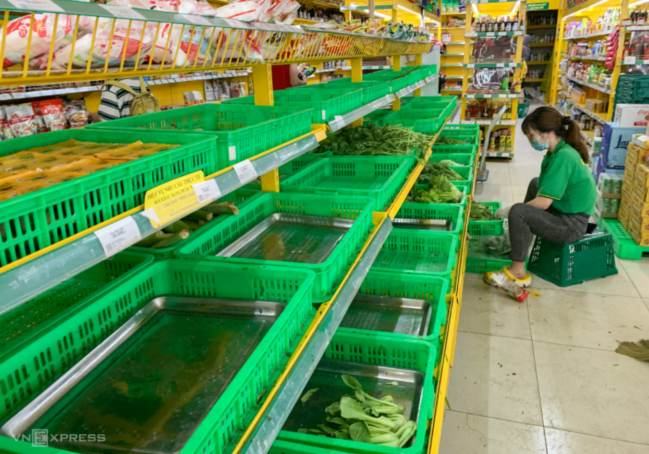 In Photo: Ho Chi Minh City residents crowd supermarkets amid false rumors of lockdown