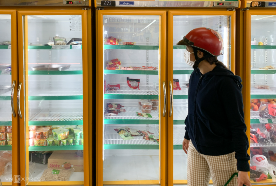 In Photo: Ho Chi Minh City residents crowd supermarkets amid false rumors of lockdown