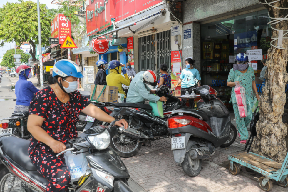 In Photo: Ho Chi Minh City residents crowd supermarkets amid false rumors of lockdown