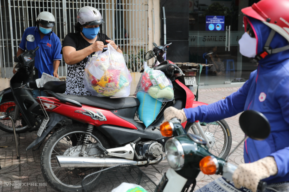 In Photo: Ho Chi Minh City residents crowd supermarkets amid false rumors of lockdown