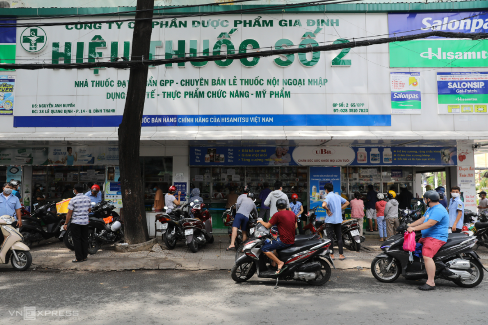 In Photo: Ho Chi Minh City residents crowd supermarkets amid false rumors of lockdown