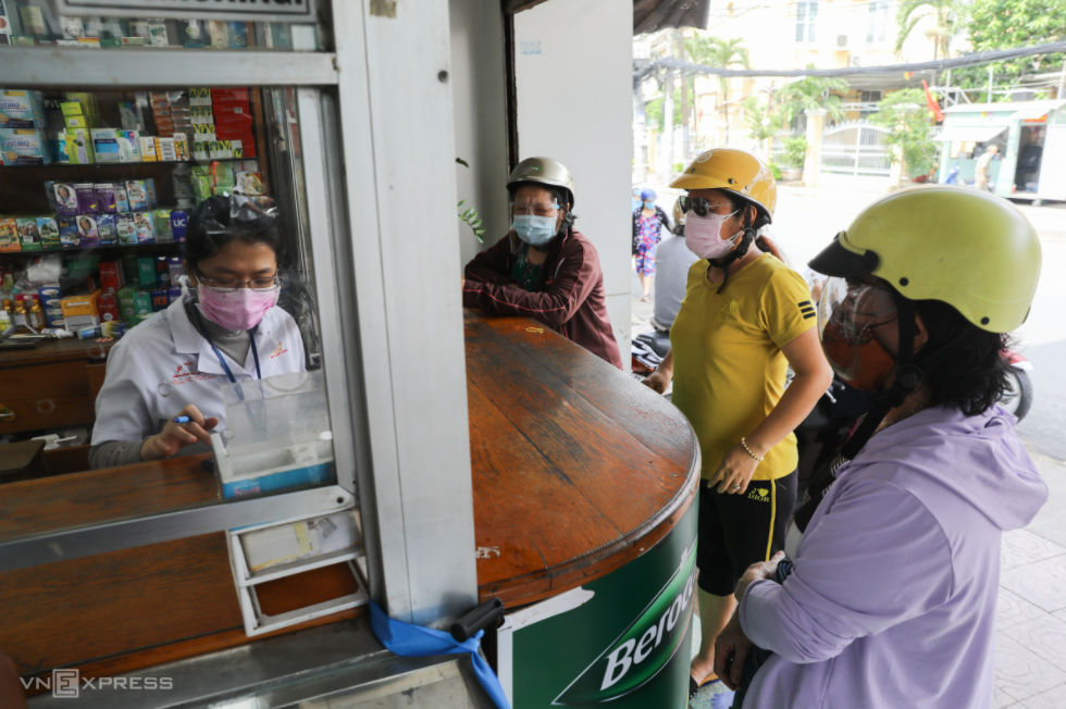 In Photo: Ho Chi Minh City residents crowd supermarkets amid false rumors of lockdown