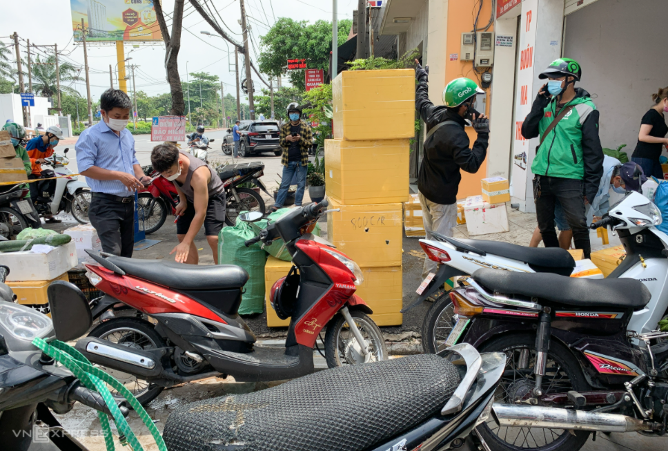 In Photo: Ho Chi Minh City residents crowd supermarkets amid false rumors of lockdown