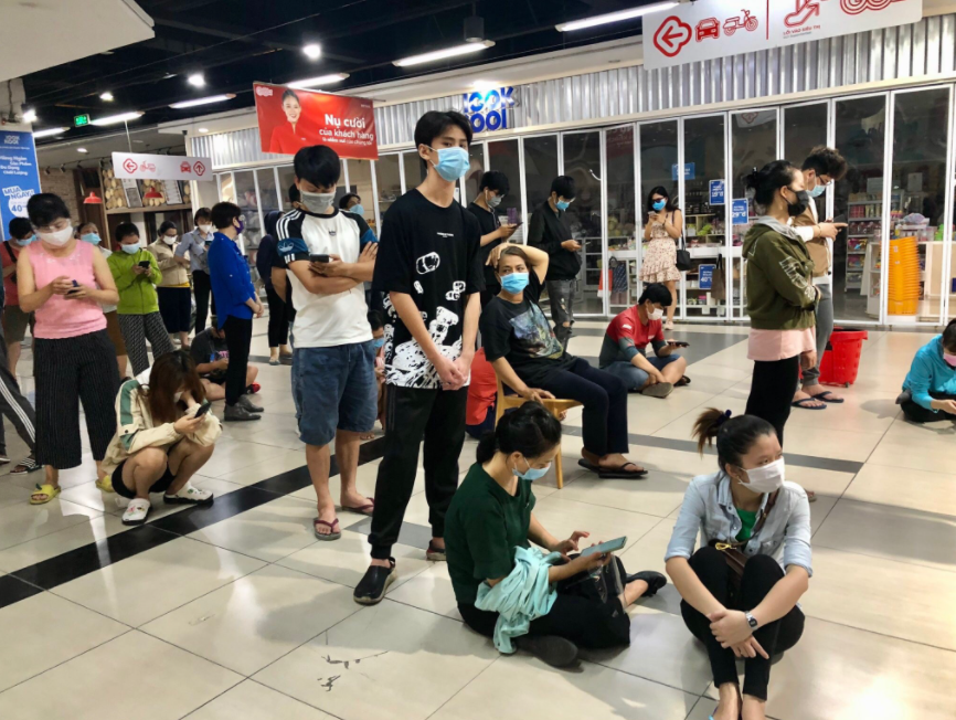 In Photo: Ho Chi Minh City residents crowd supermarkets amid false rumors of lockdown