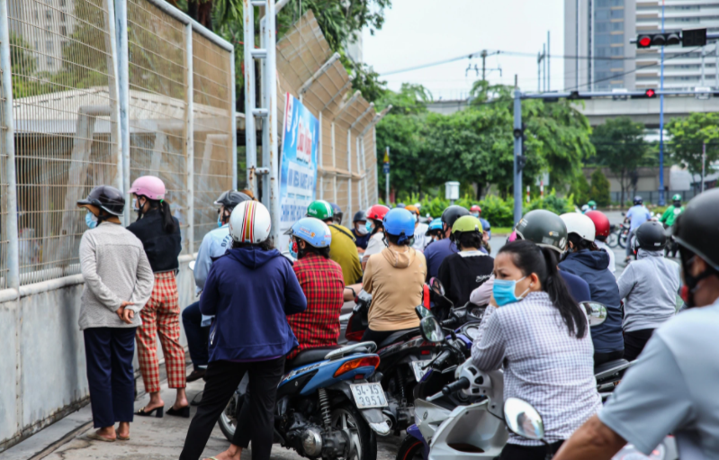 In Photo: Ho Chi Minh City residents crowd supermarkets amid false rumors of lockdown