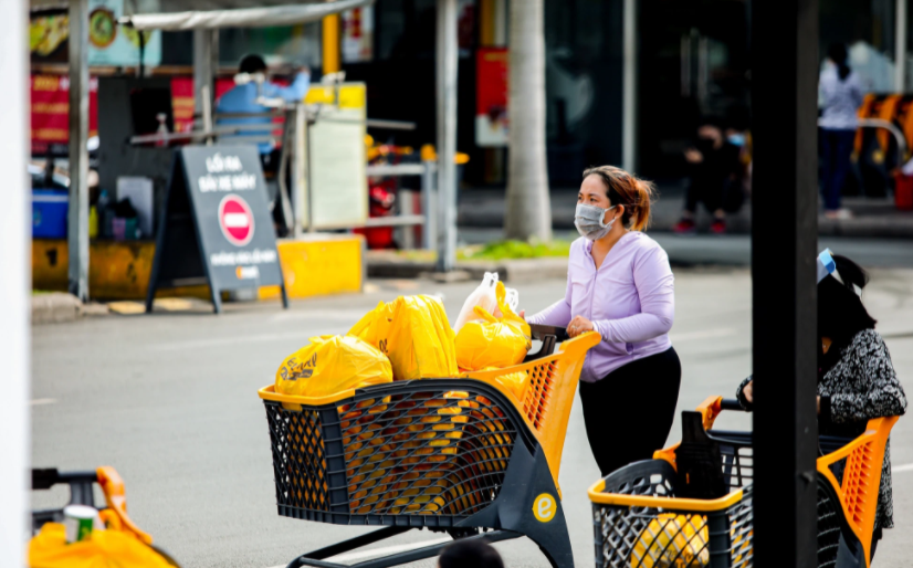 In Photo: Ho Chi Minh City residents crowd supermarkets amid false rumors of lockdown