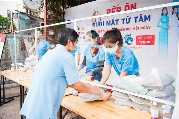 Miss Vietnam beauties lend helping hand to poor people in Ho Chi Minh City