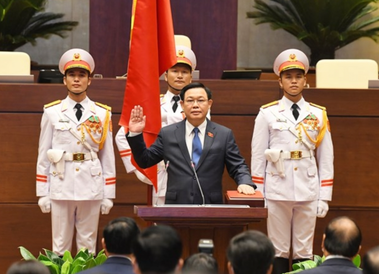 Vuong Dinh Hue re-elected as Vietnam's legislative leader