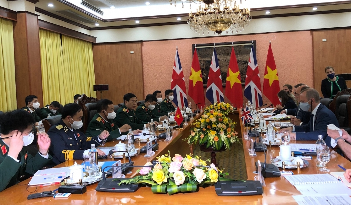 Vietnamese Defense Minister Holds Talks With British Counterpart