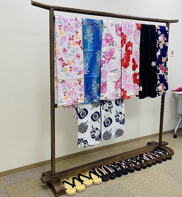 The Yukata and wooden clogs are displayed at the experience event. (Photo: Thu Phuong) 