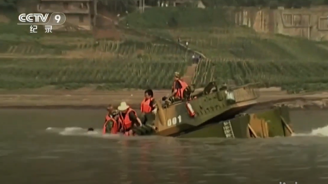 Video: Chinese 'amphibious' armored tank sink in a 30s