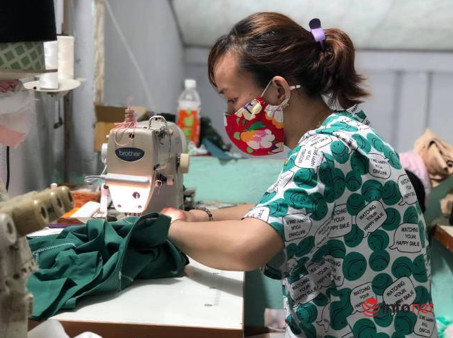 covid 19 updates august 24 da nang women sew blouses to help doctors fight pandemic