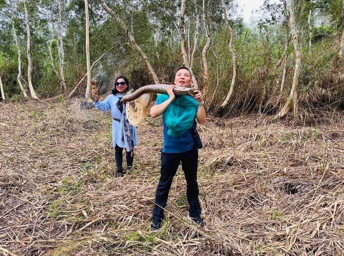 Hunt For Natural Forest Honey in Vietnam's South Pole