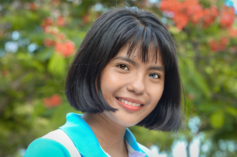 Vietnamese Girl with Different-Colored Eyes Stuns the World