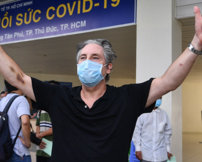 British Expat Thanks Vietnamese Doctors for Covid Treatment