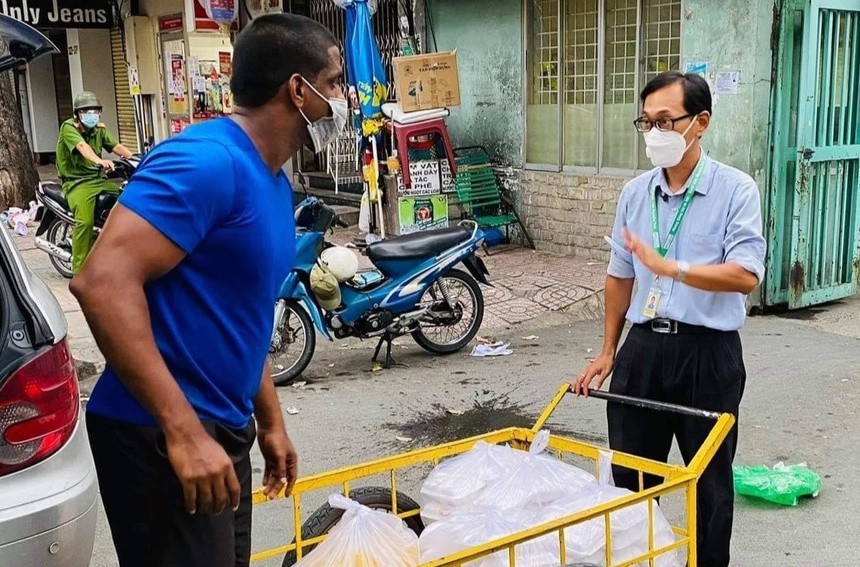 hcmc lockdown indian restaurant owner donates hundreds of meals to struggling residents