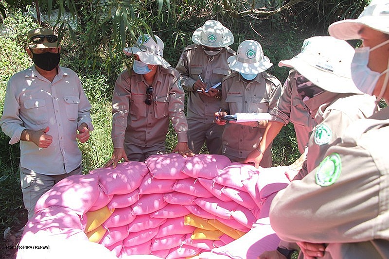 British Teacher Helps Clear Mines: 