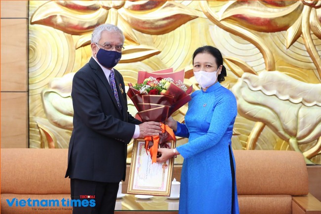 UN Resident Coordinator in Vietnam Granted VUFO's Highest Award