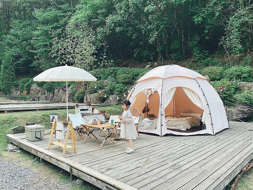 Vietnamese-Korean family Teach Children About Nature Through Camping