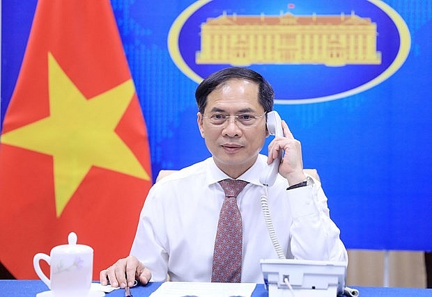 Vietnamese Foreign Minister Holds Phone Talks with Australian and Serbian Counterparts