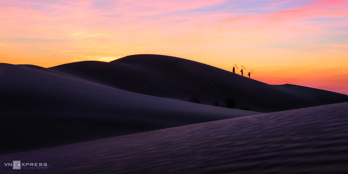 Exploring Ninh Thuan's beauty of sand dunes under moonlight