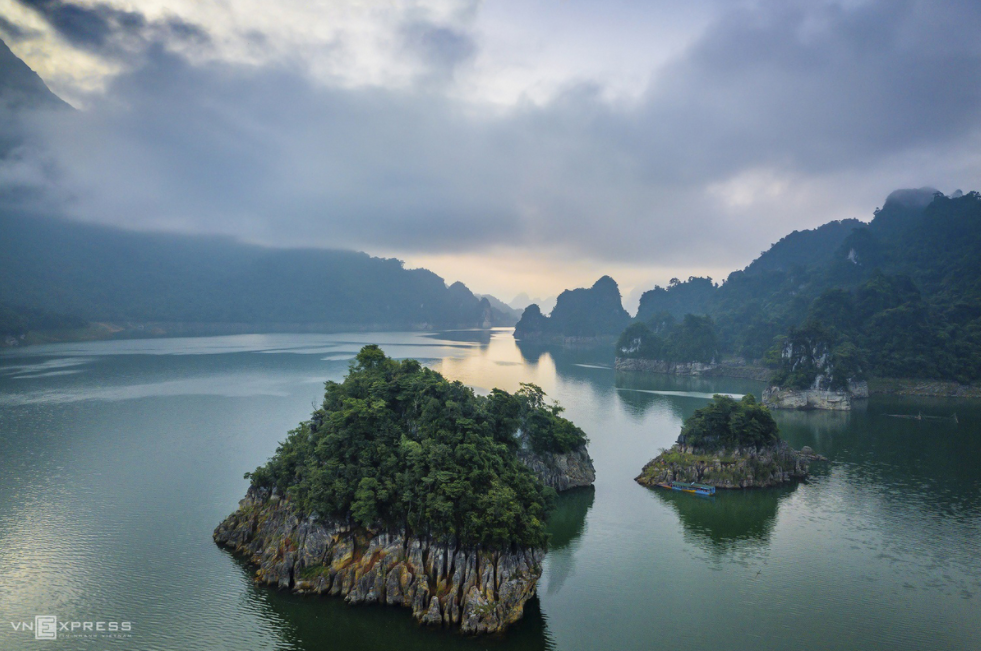 Na Hang picturesque mountain and lake