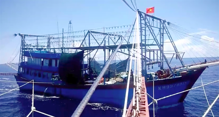 "Oral communication" ships amidst Bien Dong Sea