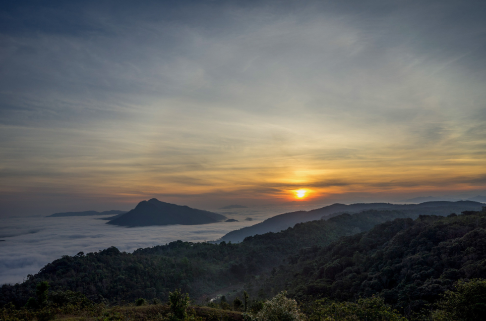 quang tri mountainous areas engulfed in morning mist