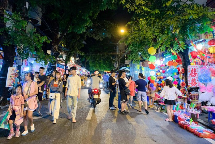 Hanoi: Hang Ma Street gets sparkling as Mid Autumn Festival comes near