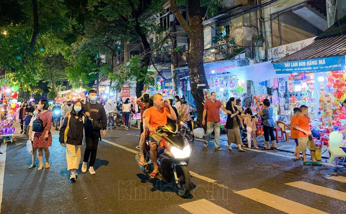 Hanoi: Hang Ma Street gets sparkling as Mid Autumn Festival comes near