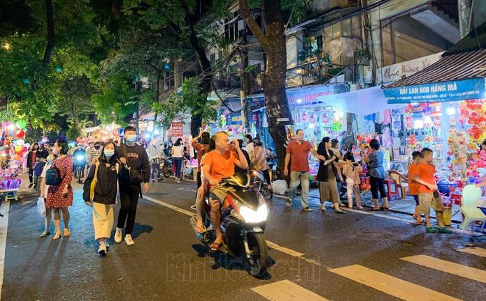 hanois famous toy street sparkles as mid autumn festival draws near