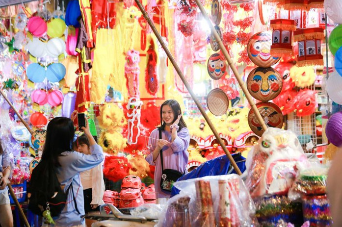 hanois famous toy street sparkles as mid autumn festival draws near