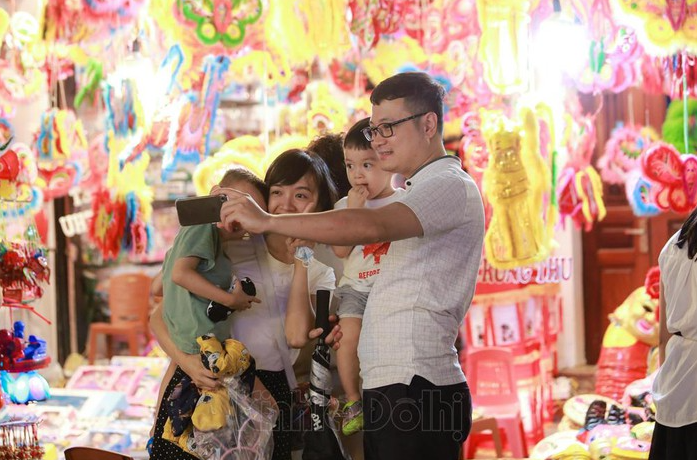 Hanoi: Hang Ma Street gets sparkling as Mid Autumn Festival comes near