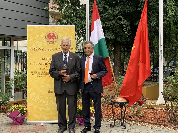 Vietnam   Hungary relations increasingly tightened on all fronts
