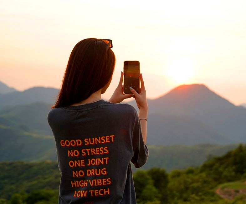 Experience the Sunlit Peaks of Beautiful Ha Long