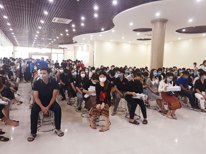 Nearly 300 Laotian Students in Vietnam Get Vaccinated Against Covid-19