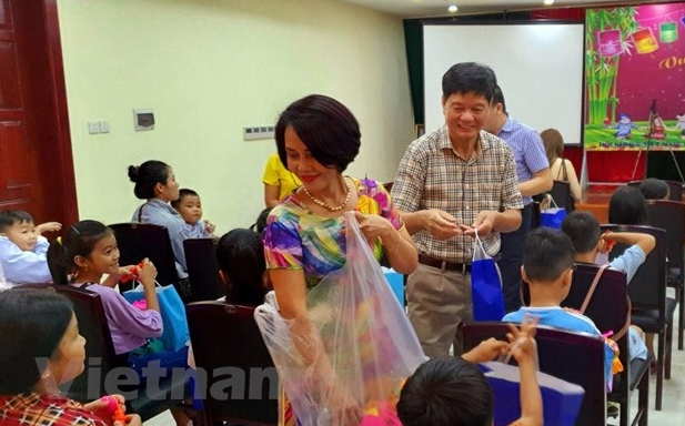 vietnamese cambodian children celebrate mid autumn festival