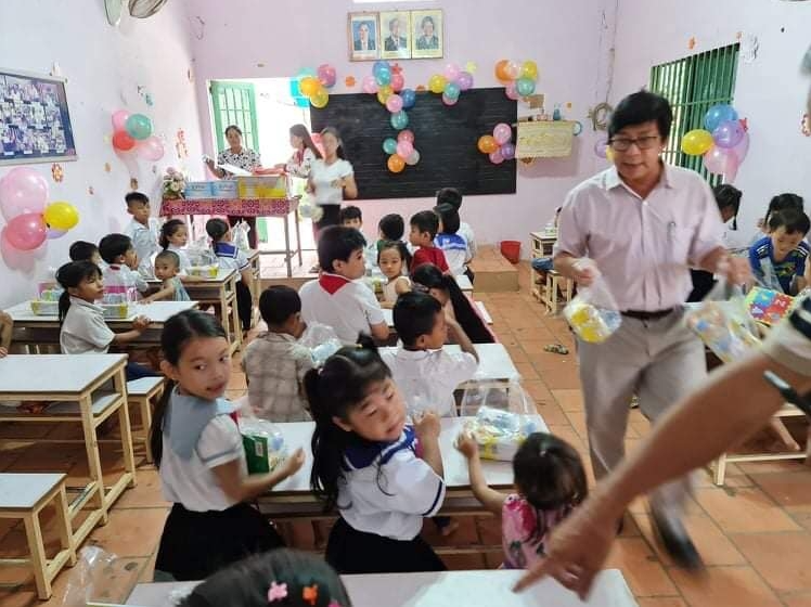 vietnamese cambodian children celebrate mid autumn festival