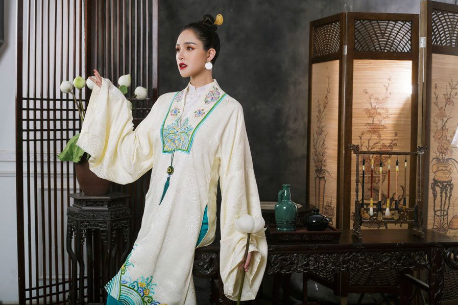 beauty and historical value of vietnamese ancient costumes in nhat binh ao dai