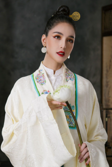 beauty and historical value of vietnamese ancient costumes in nhat binh ao dai