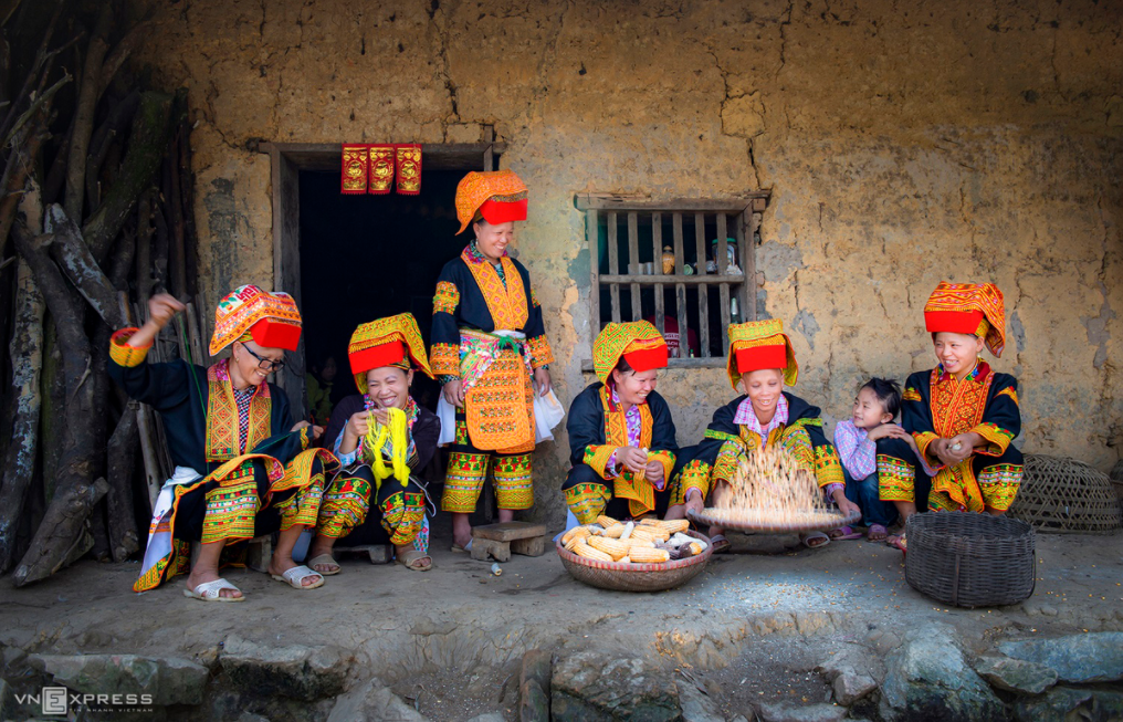 amazing photos depicting everyday lives of dao ethnic locals in mau son