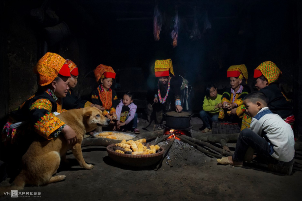amazing photos depicting everyday lives of dao ethnic locals in mau son